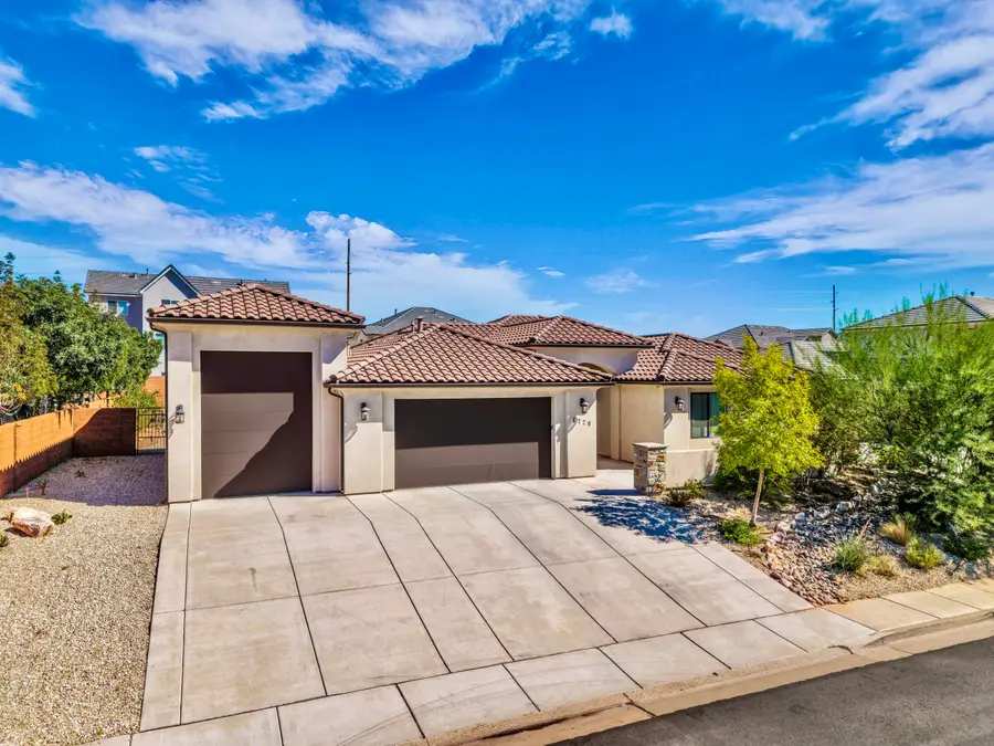 1720 Lava Cove Dr, Santa Clara, UT 84765 - #2