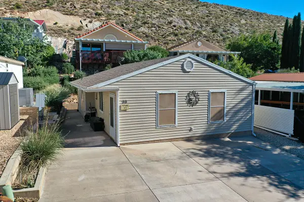 33 Redbluff Dr, Hurricane, UT 84737