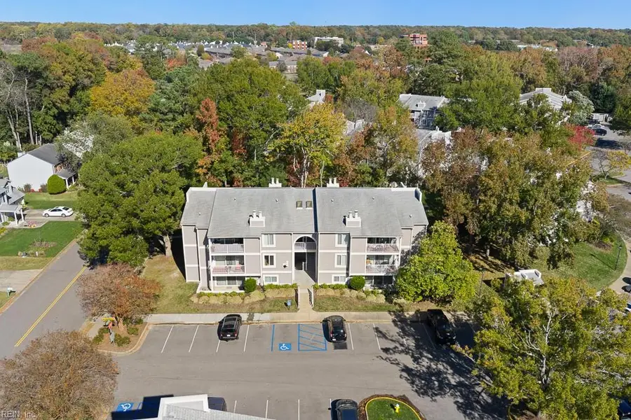 1001 Autumn Woods Lane #111, Virginia Beach, VA 23454 - Image #2
