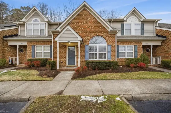 728 W Lake Circle, Chesapeake, VA 23322