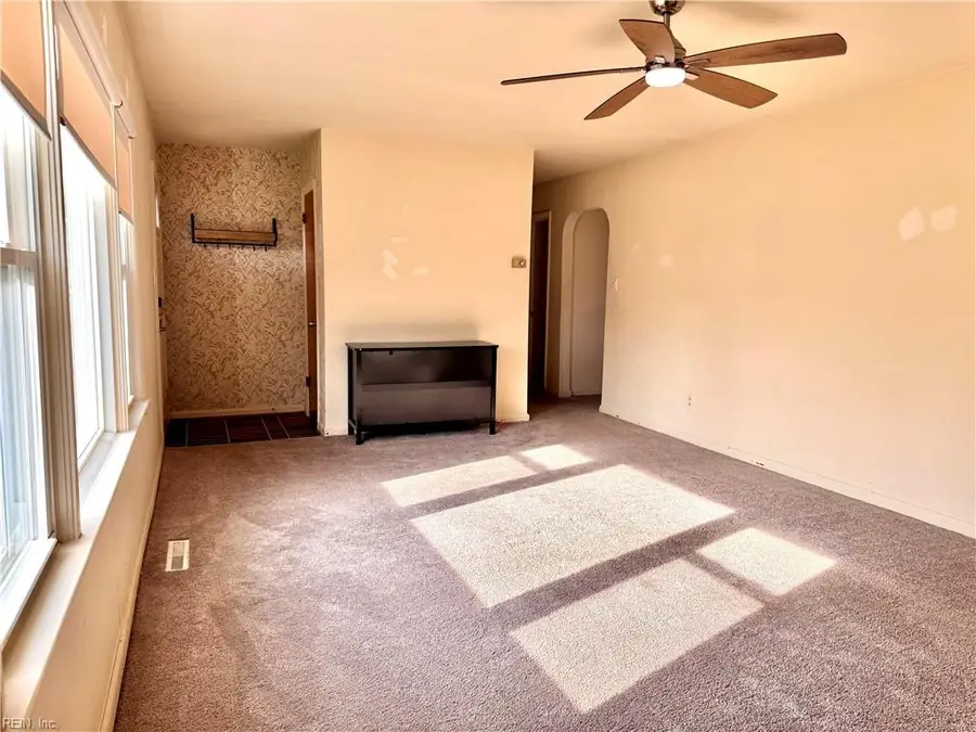 412 Lord North Road, Virginia Beach, VA 23462 - #3