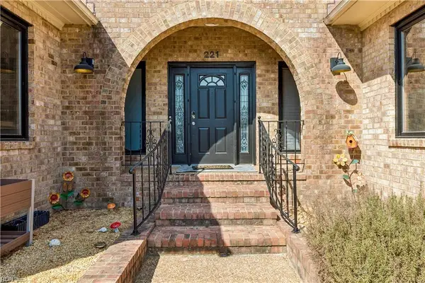 221 Woodburn Drive, Hampton, VA 23664