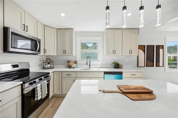 22 Fairview Circle S, Portsmouth, VA 23702