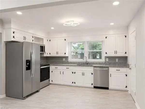 704 Lord Nelson Dr, Virginia Beach, VA 23464