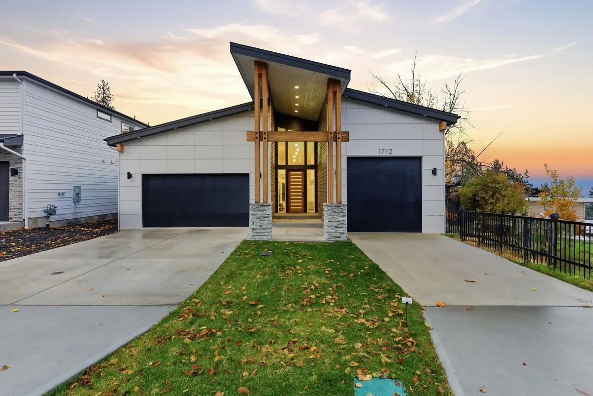 1712 W Toni Rae Dr, Spokane, WA 99218 - Image #1