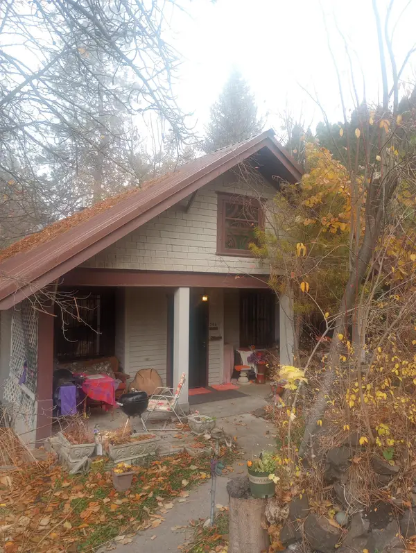 746 W Cliff Dr, Spokane, WA 99204-3805