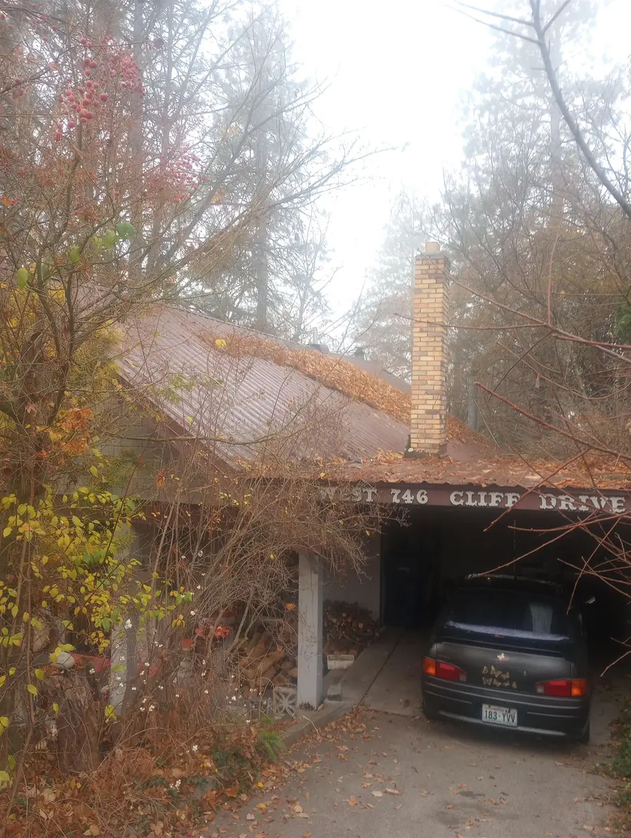 746 W Cliff Dr, Spokane, WA 99204-3805 - Image #2