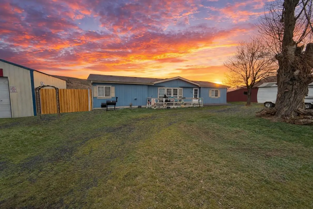 81 Morrow St, Endicott, WA 99125 - Image #1