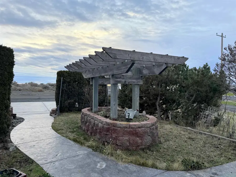 411 SW College Ave, Wilbur, WA 99185 - #2