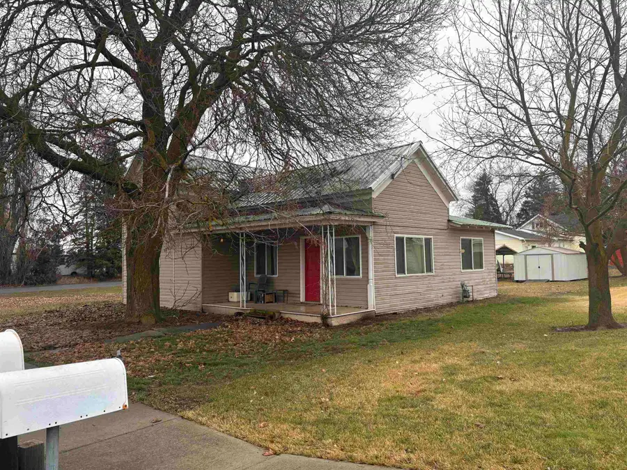 208 N 3rd St, Harrington, WA 99134 - #3