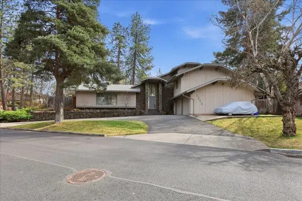1226 E Christmas Tree Ln, Spokane, WA 99203