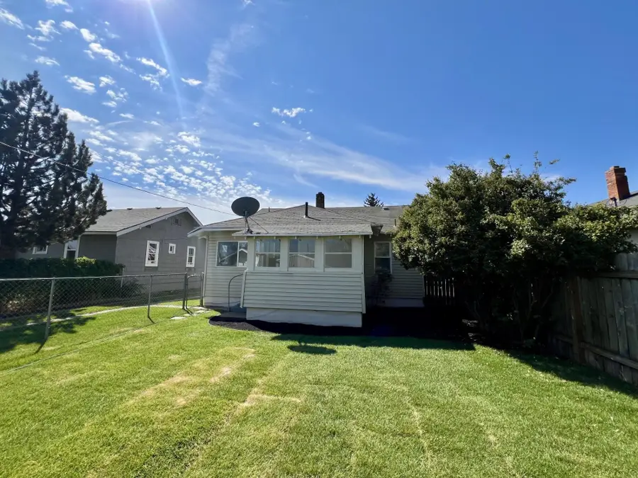 1027 E Courtland Ave, Spokane, WA 99207 - #3