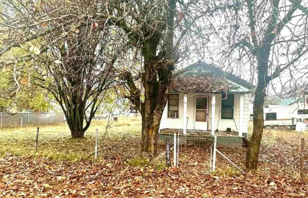 106 N 8th St, Ione, WA 99139