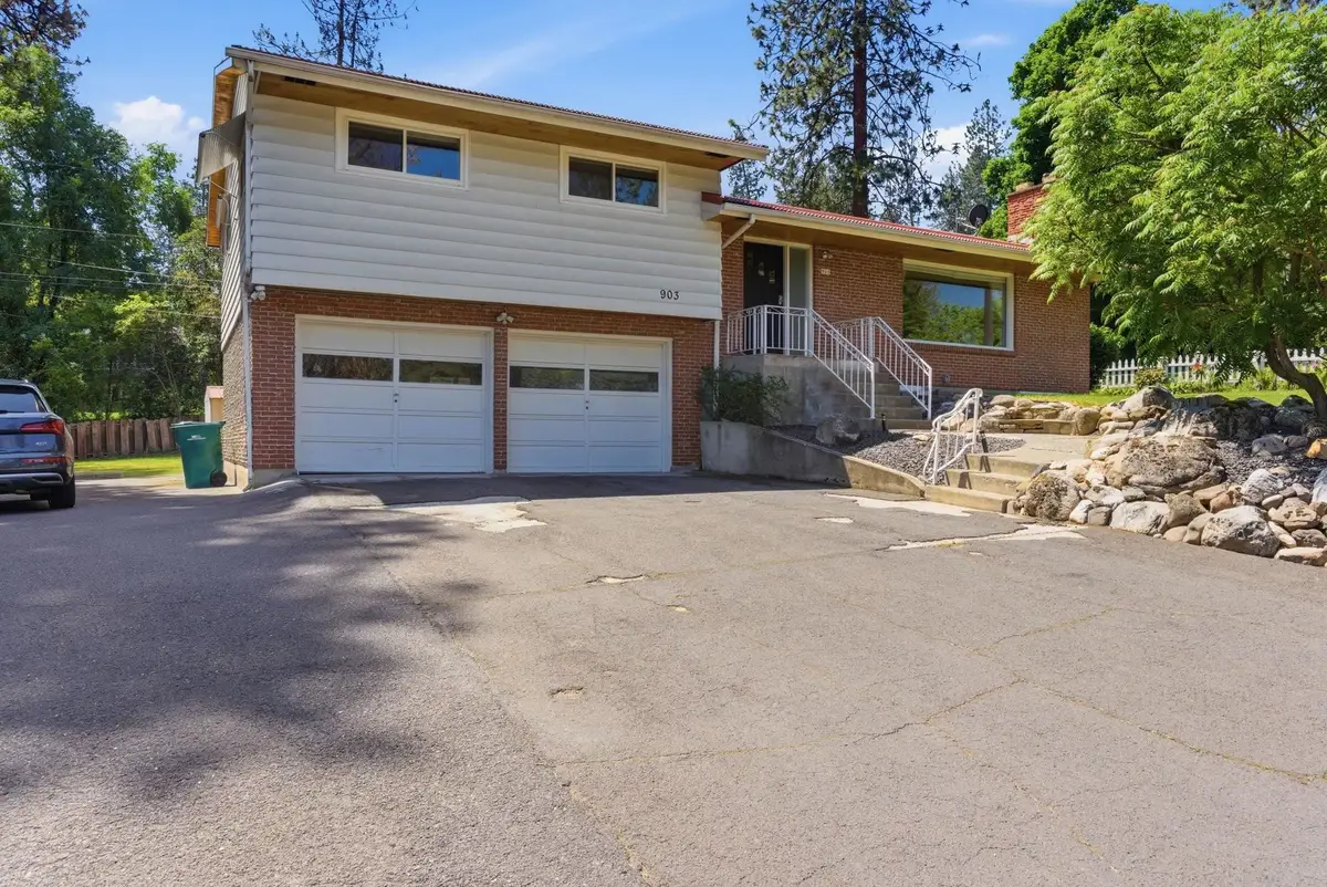903 W Hawthorne Rd, Spokane, WA 99218 - #1