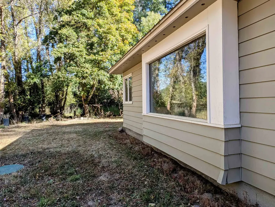 4439 Whittier Rd, Clayton, WA 99110 - #2