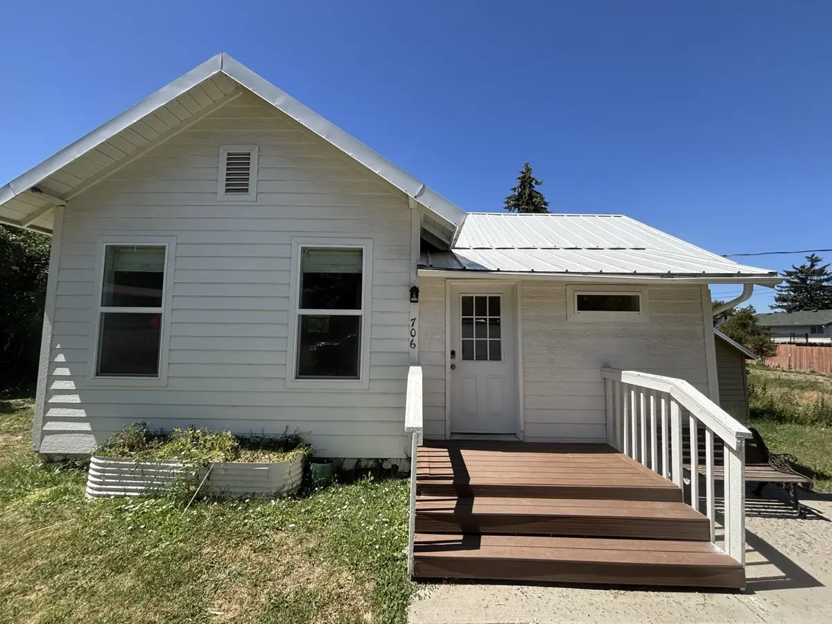 706 11th St, Davenport, WA 99122 - #1