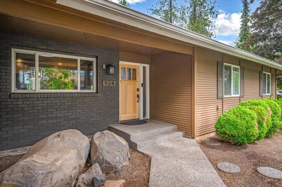 924 W Bellwood Dr, Spokane, WA 99218 - #3