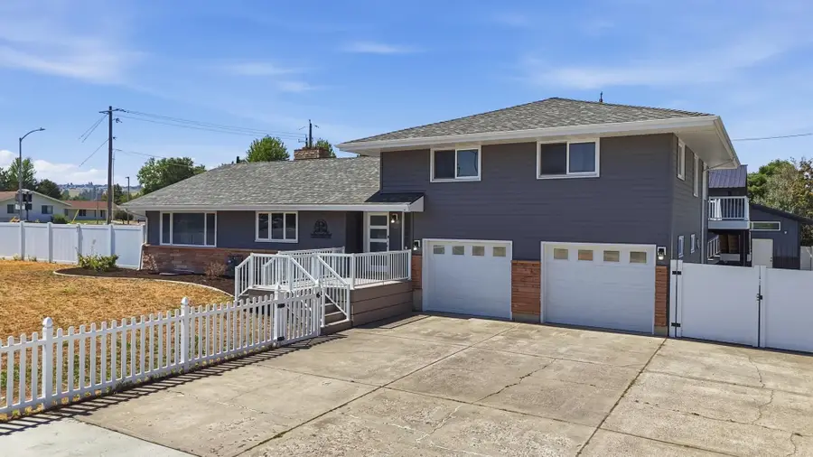 11 N Barker Rd, Greenacres, WA 99016 - #2