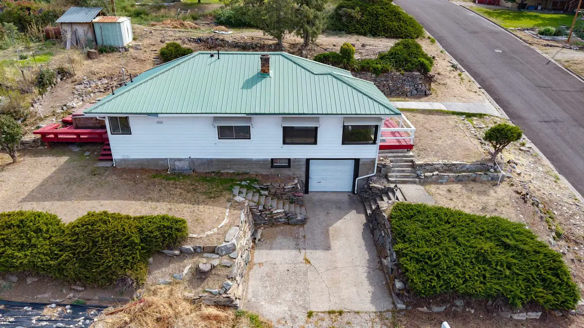 121 SW State St, Tonasket, WA 98855 - #1