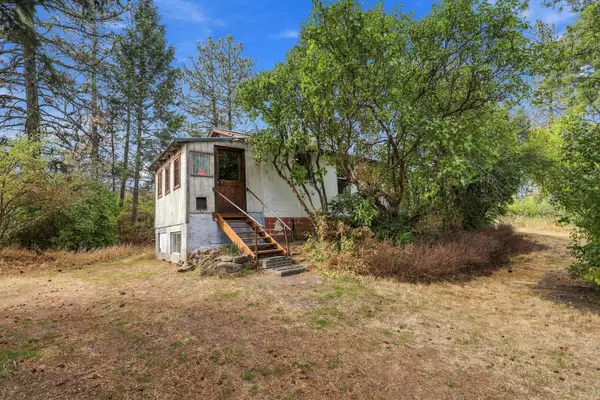 17717 W Burnett Rd, Nine Mile Falls, WA 99026