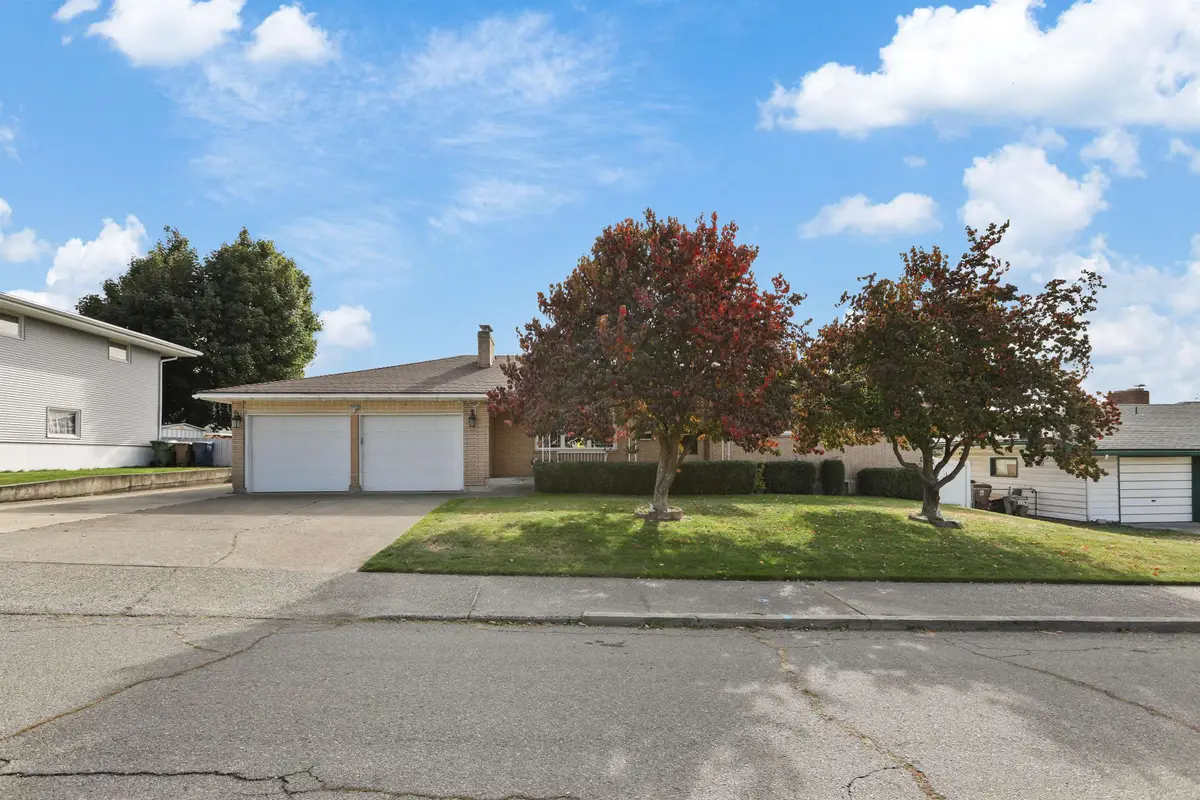 2221 W Longfellow Ave, Spokane, WA 99205 - #1