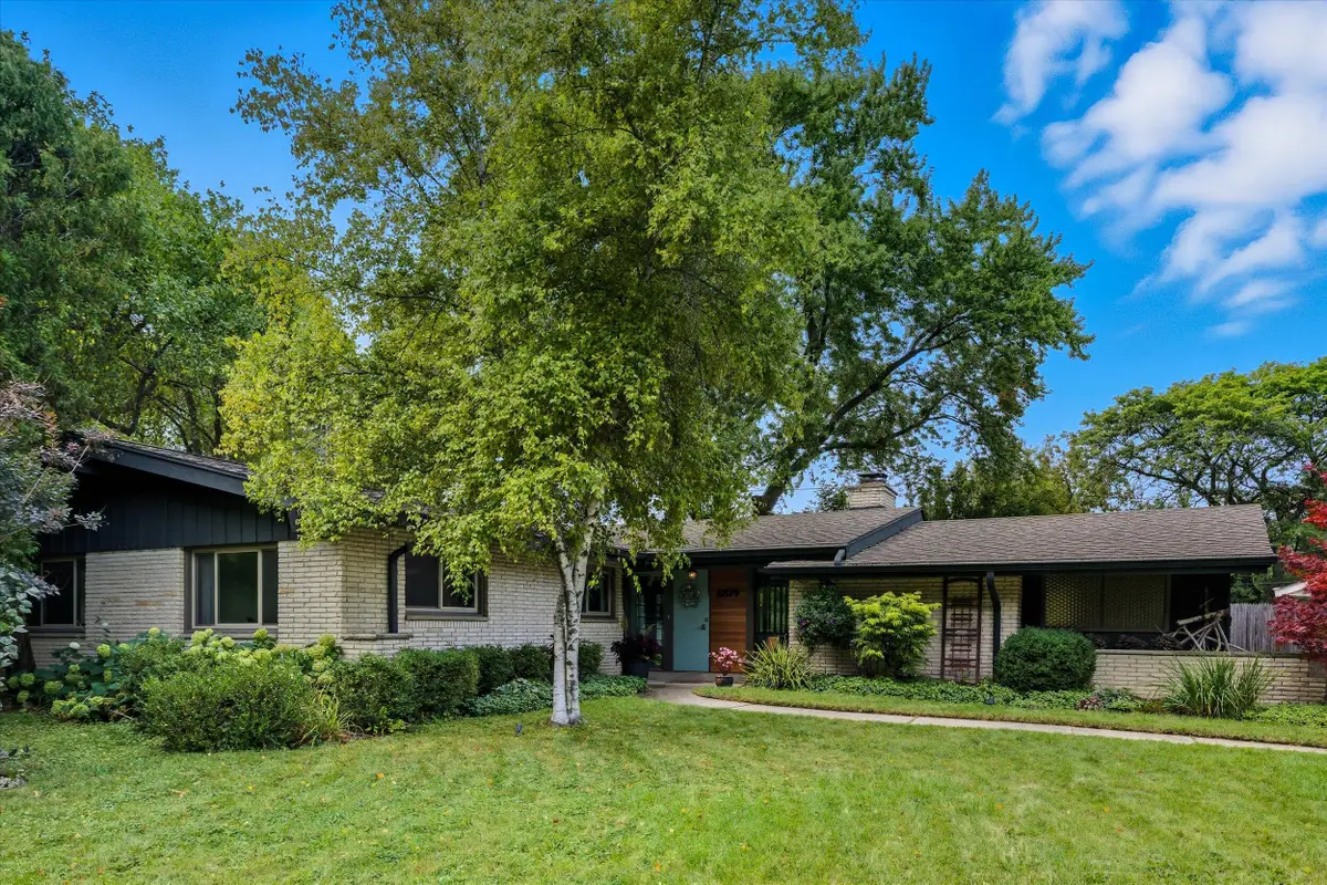 6879 N Lake Dr, Fox Point, WI 53217 - Image #1