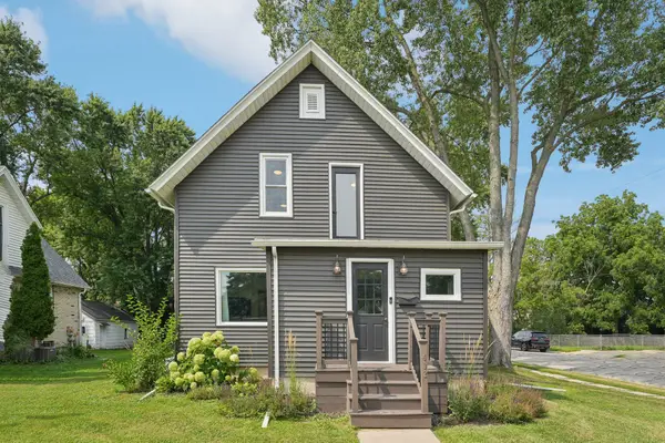 402 W 3rd St, Oconomowoc, WI 53066