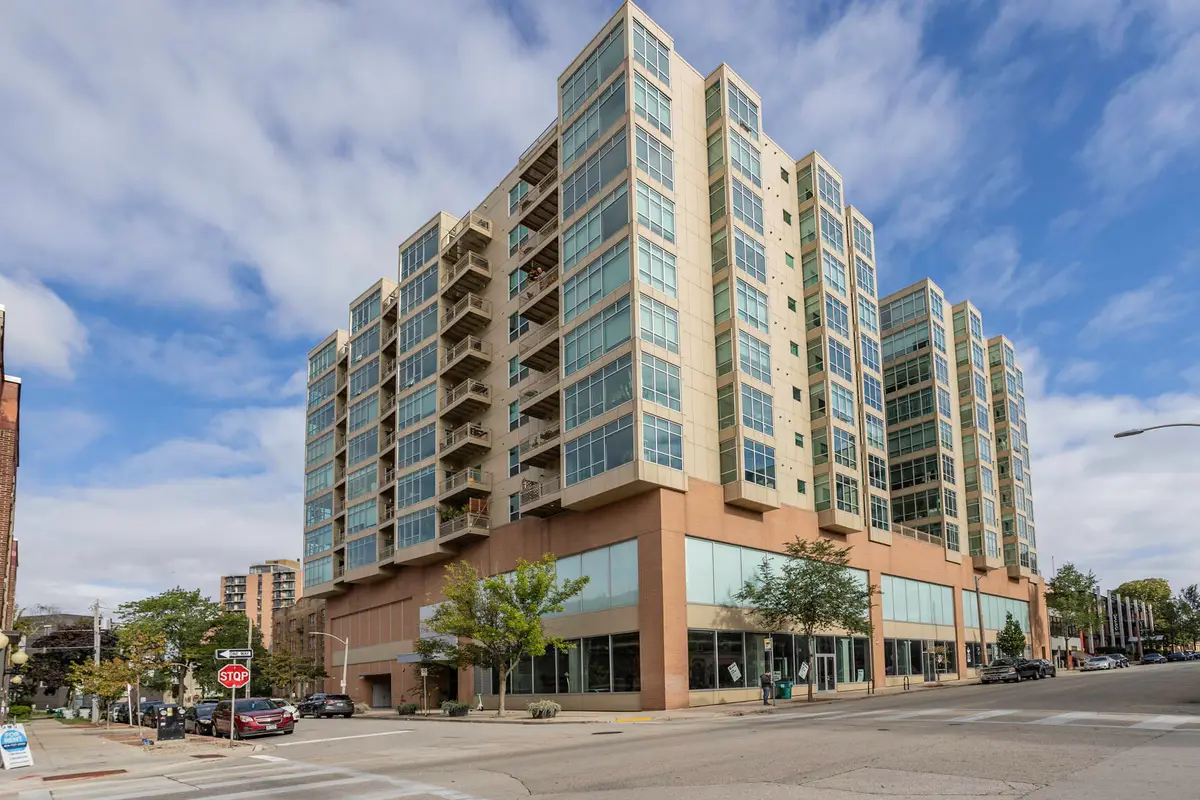 1550 E Royall Pl, Milwaukee, WI 53202 - Image #1