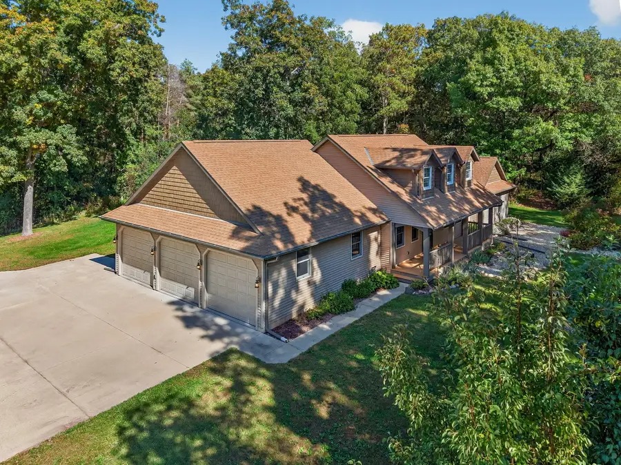 W349S10106 Bittersweet Ct, Eagle, WI 53119 - Image #2