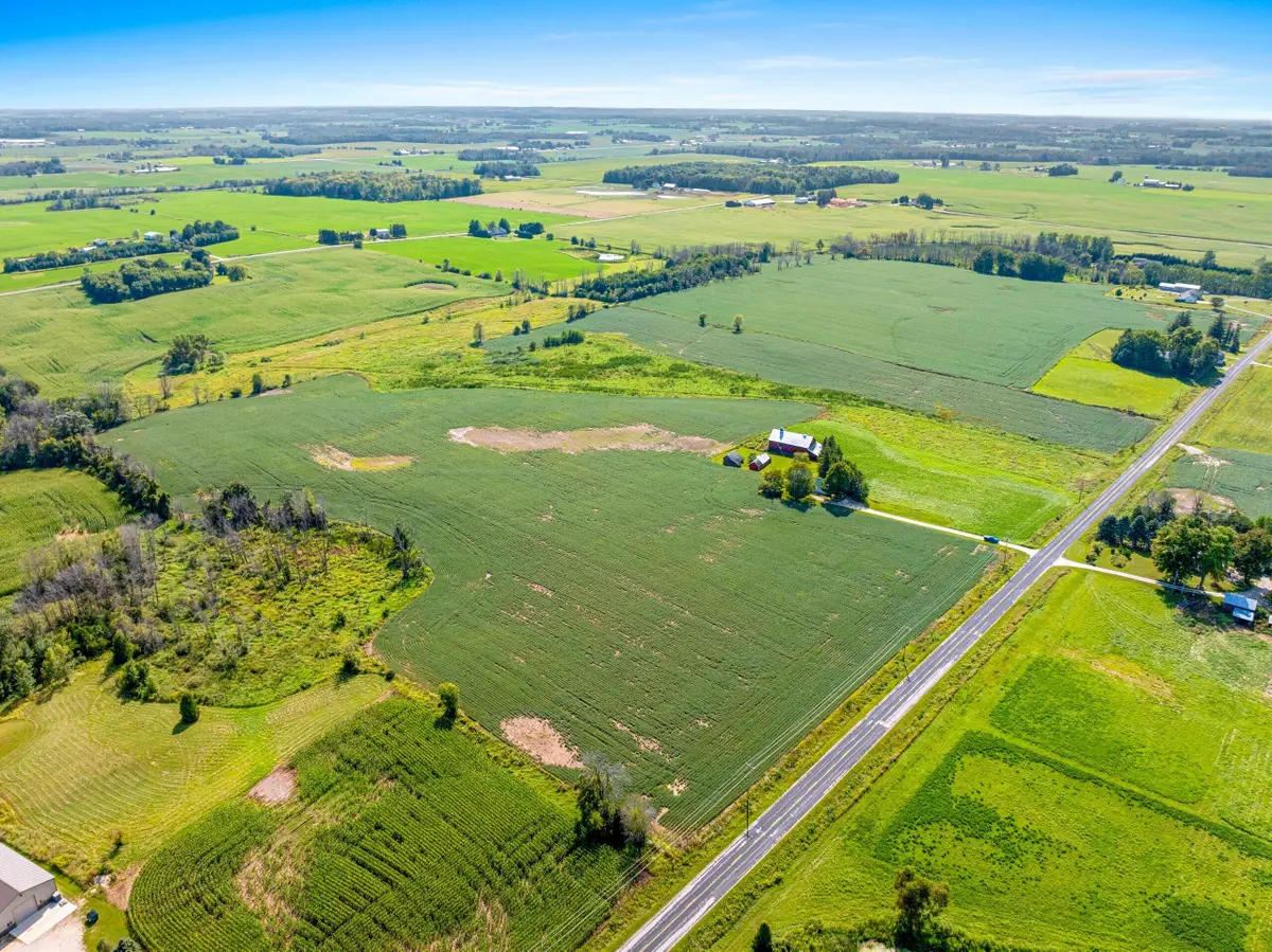 8177 Middle Rd, Manitowoc Rapids, WI 54220 - Image #1