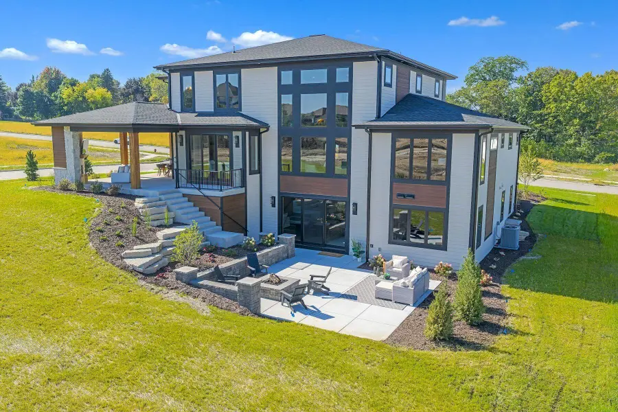 W188N5040 Red Crown Trl, Menomonee Falls, WI 53051 - Image #2