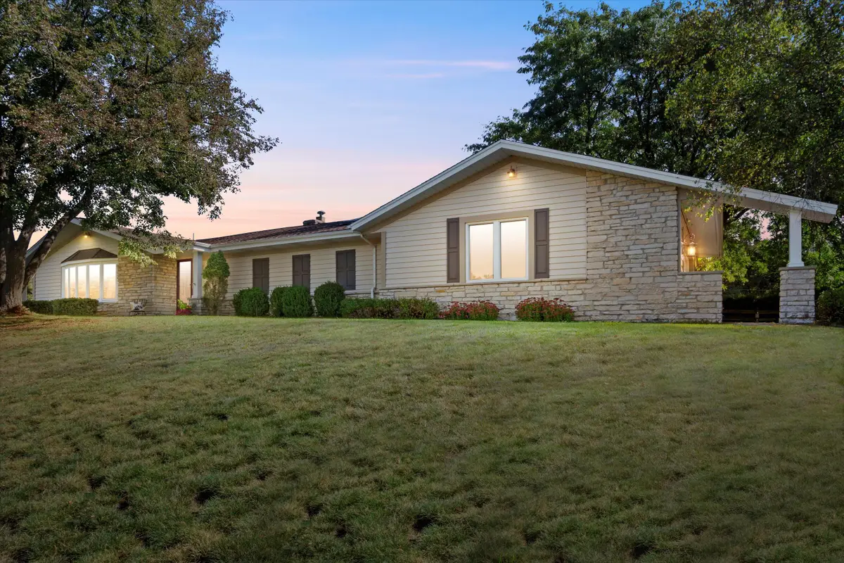 W338S4370 Drumlin Dr, Genesee, WI 53118 - Image #1