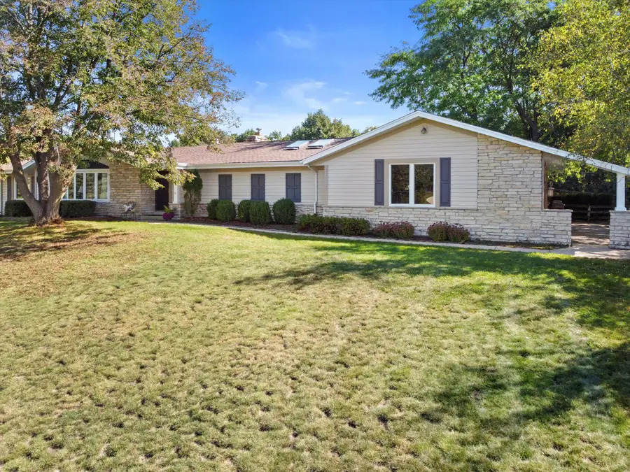 W338S4370 Drumlin Dr, Genesee, WI 53118 - Image #2