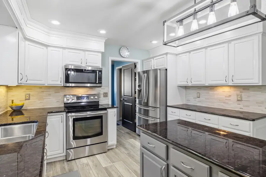 N6176 Woodland Meadows Dr, Sheboygan, WI 53083 - Image #3