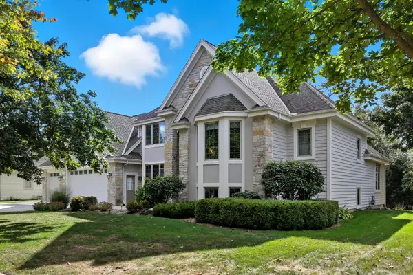 915 Schloemer Dr, West Bend, WI 53095