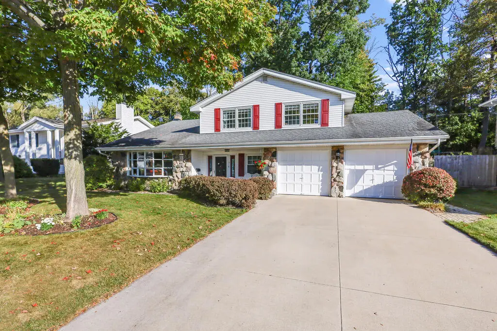 318 Fenway Ter, Manitowoc, WI 54220 - Image #1