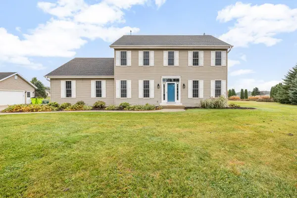 788 Black Squirrel Ct, Richfield, WI 53033