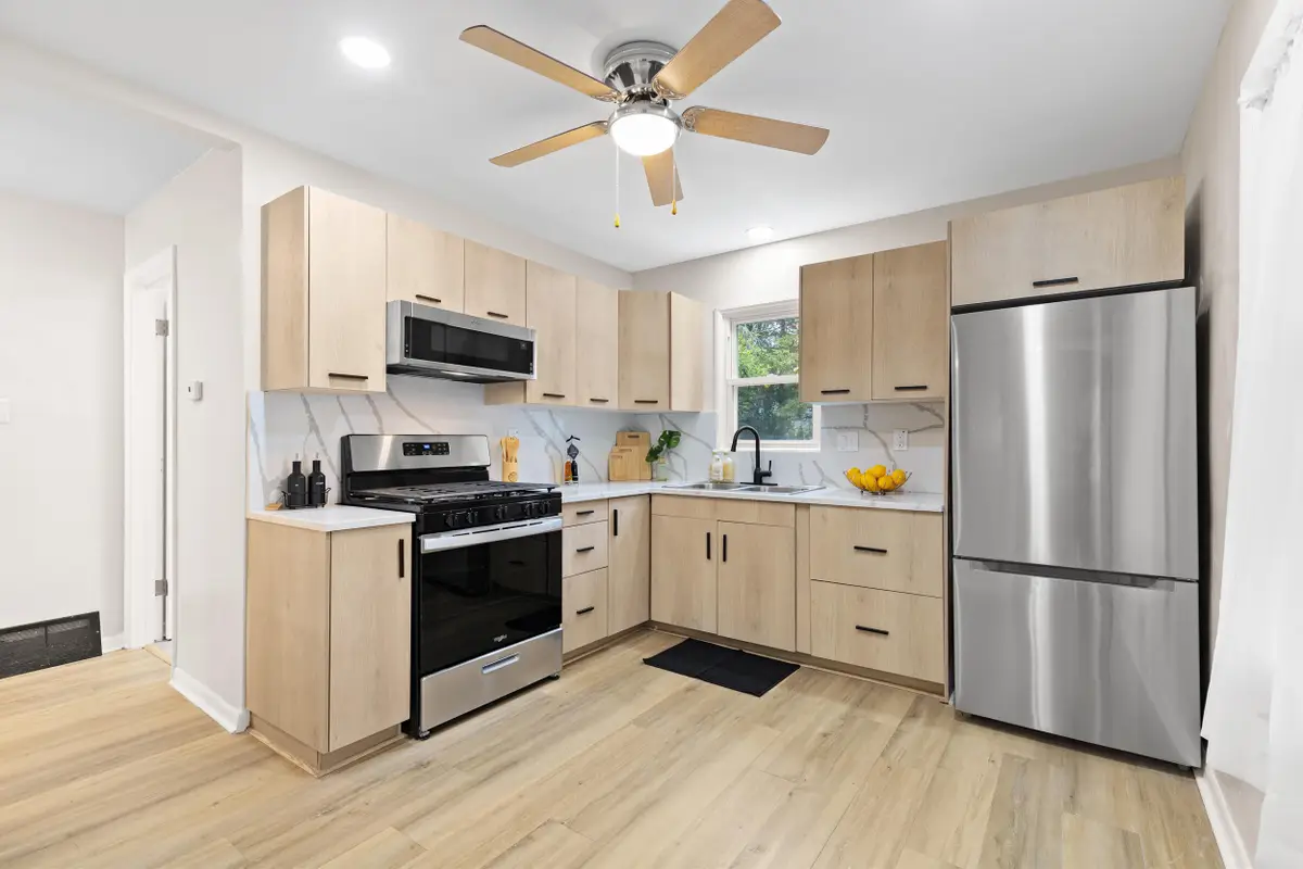 7829 W Palmetto Ave, Milwaukee, WI 53218 - Image #1