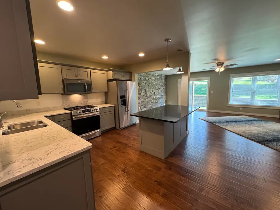 450 Coronado Cir, Onalaska, WI 54650 - Image #2