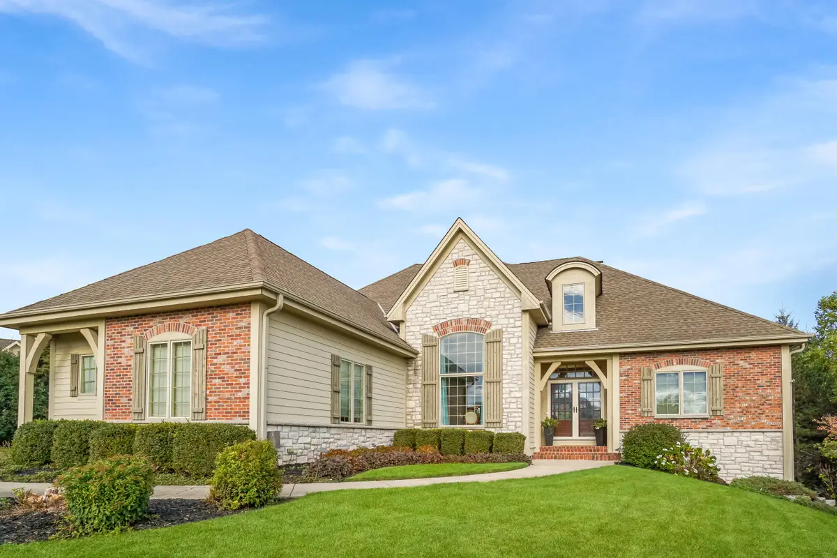 W207N5558 Carters Crossing Cir, Menomonee Falls, WI 53051 - Image #1