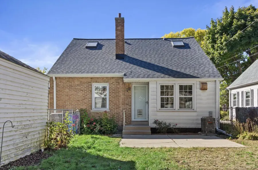 4918 N Berkeley Blvd, Whitefish Bay, WI 53217 - Image #3