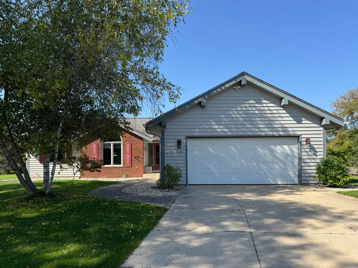 N66W28382 Meissner St, Hartland, WI 53029 - Image #1