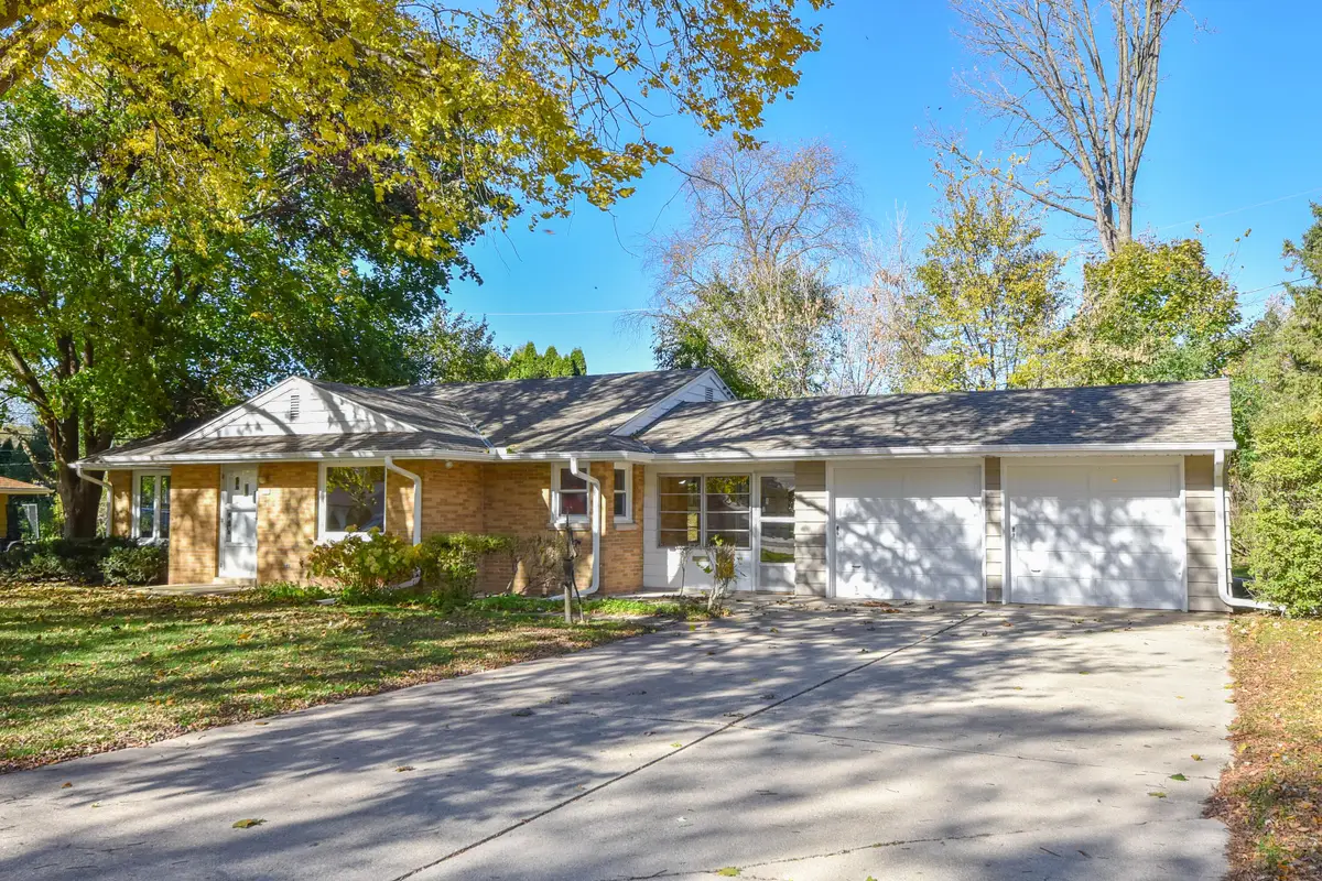 316 Sunny Ln, Thiensville, WI 53092 - Image #1