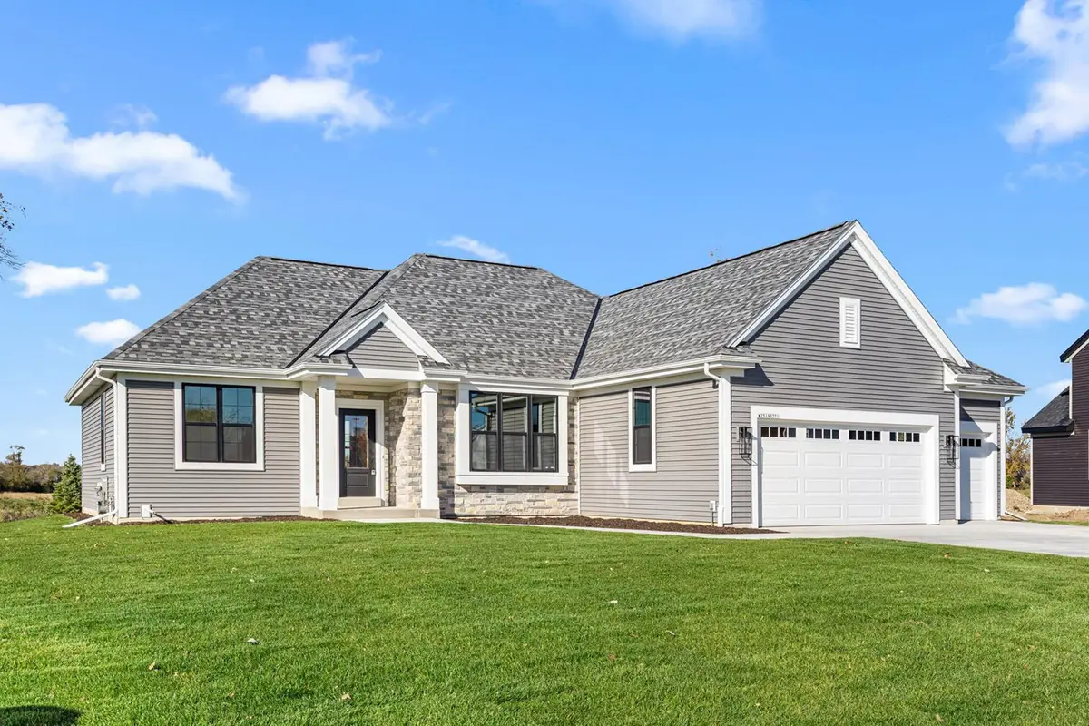W251N2371 Valleyview Cir, Pewaukee, WI 53072 - Image #1