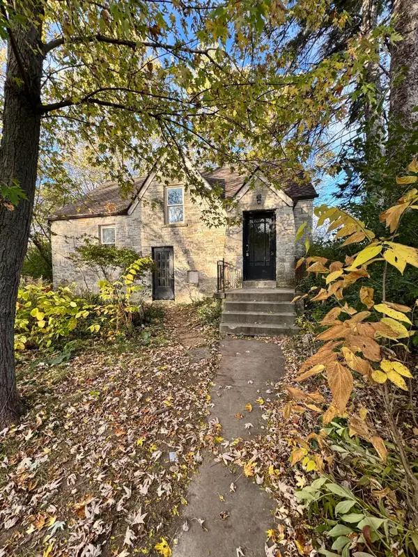 1501 W Brown Deer Rd, River Hills, WI 53217