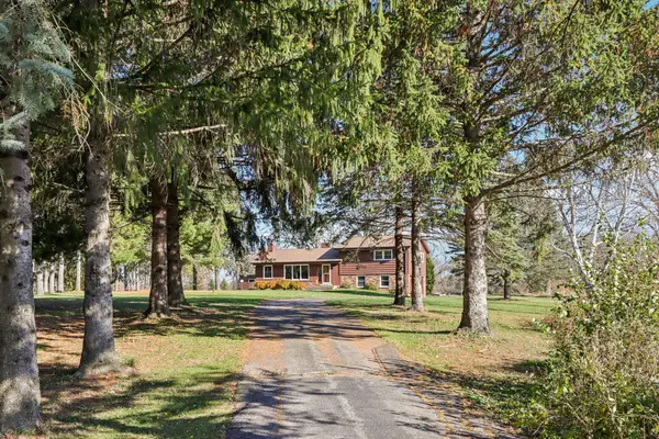 W398N8740 Amber Ln, Oconomowoc, WI 53036