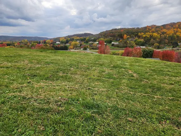 225 Red Apple Dr, La Crescent, MN 55943