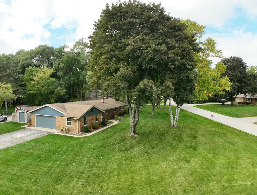 16205 Choctaw Trl, Brookfield, WI 53005 - Image #2
