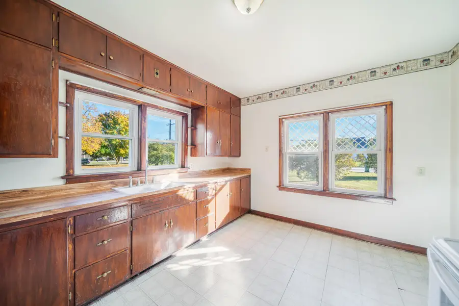 143 E Church St, Mishicot, WI 54228 - Image #2