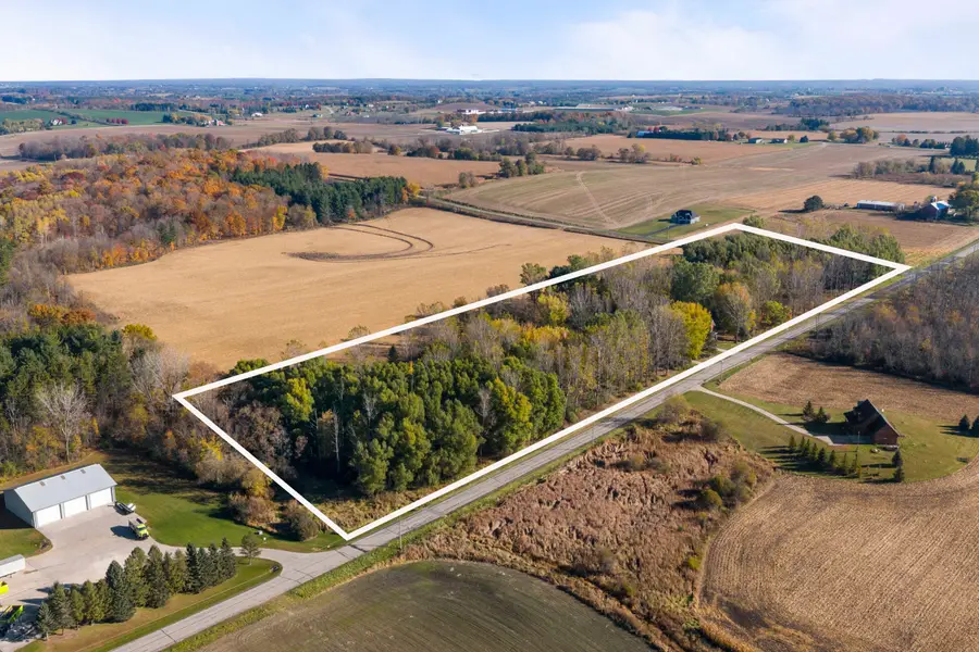 5954 Mohawk Rd, Wayne, WI 53010 - Image #2